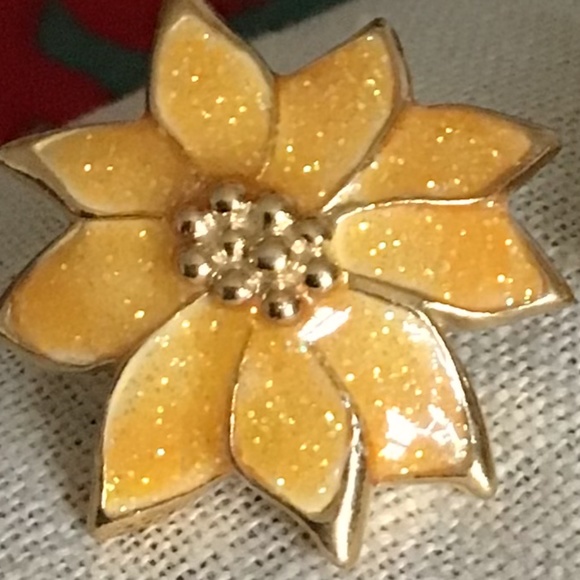 Vintage Avon Poinsettia Earrings Gold Tone Glitter Enameled Pierced Signed - Picture 2 of 11